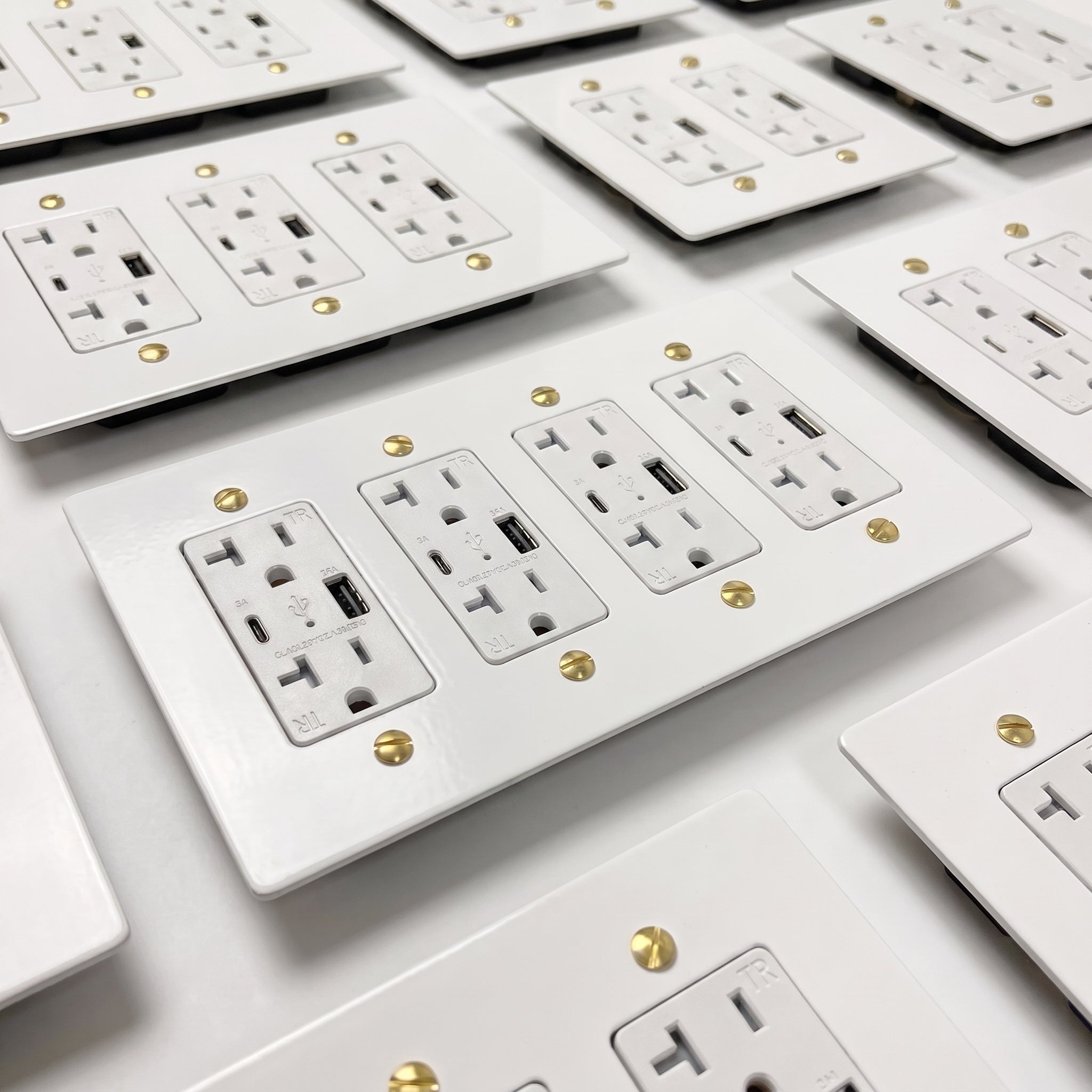 Volt Brass Outlets USB + Type-C
