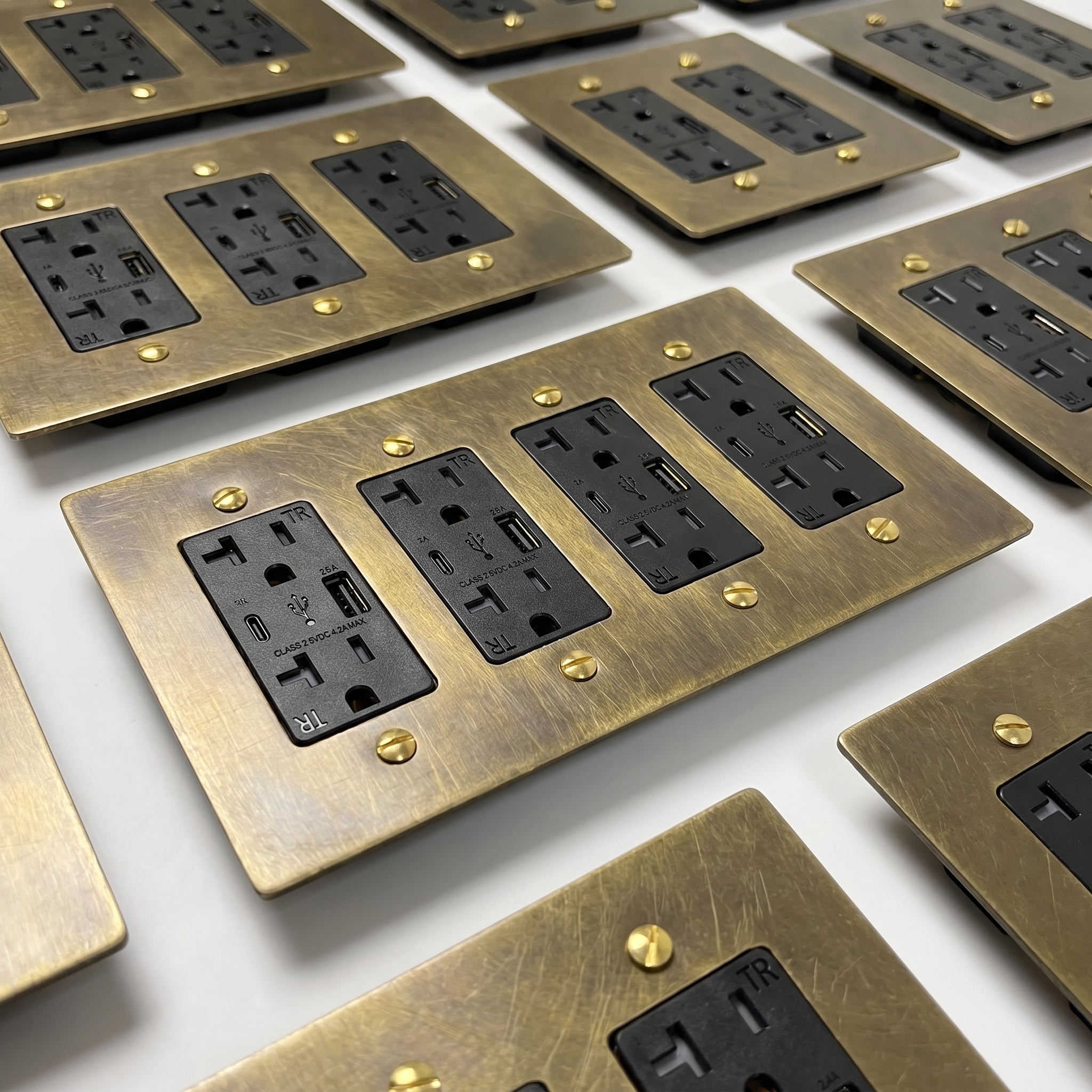 Volt Brass Outlets USB + Type-C