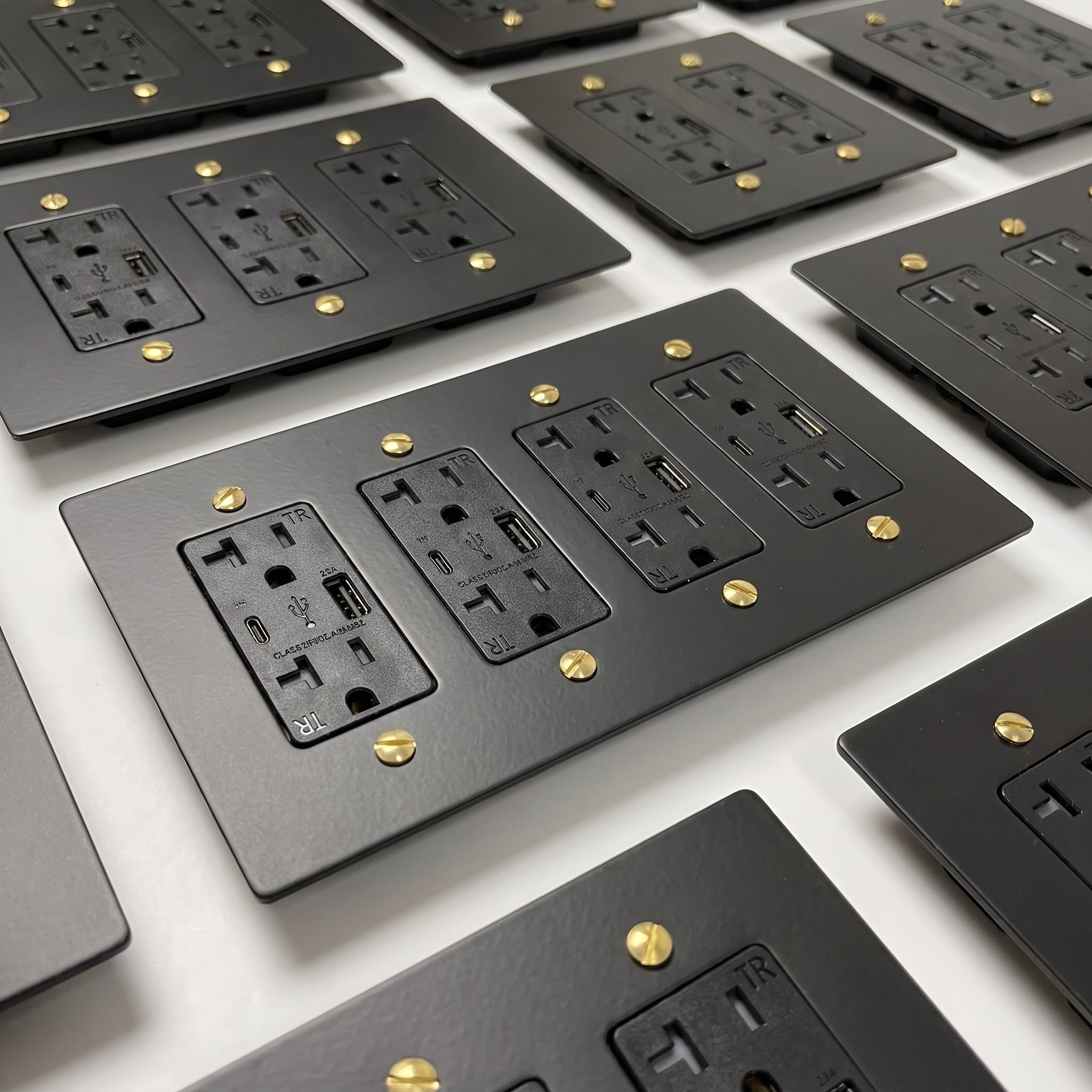 Volt Brass Outlets USB + Type-C